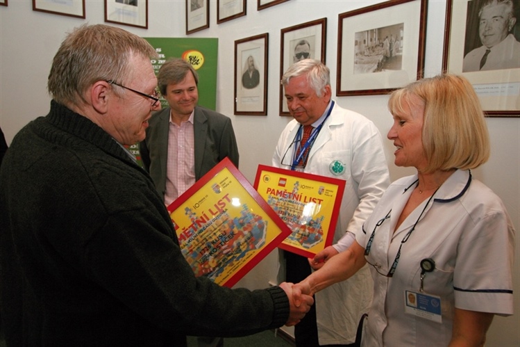 Strom splněných přání Gutovky získal 1726 kostiček Lego a 43.150 korun